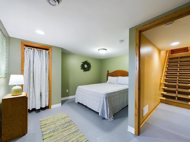 bedroom featuring visible vents, baseboards, and recessed lighting