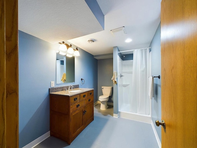 full bath featuring toilet, a shower with curtain, baseboards, and vanity