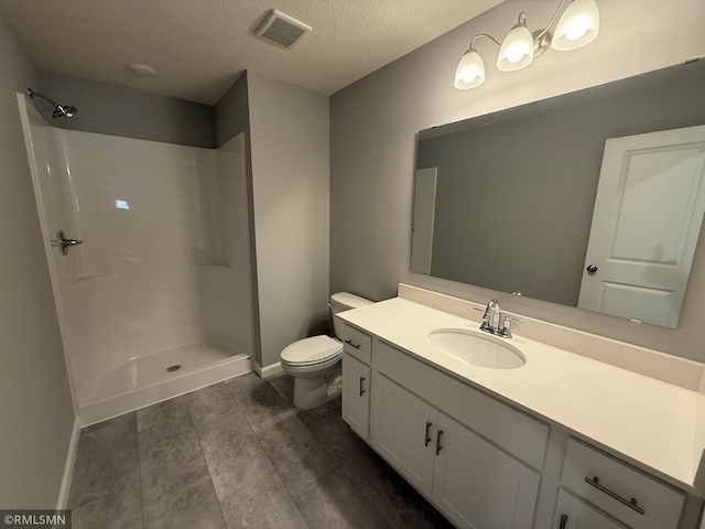 full bath featuring a textured ceiling, toilet, baseboards, a shower, and vanity
