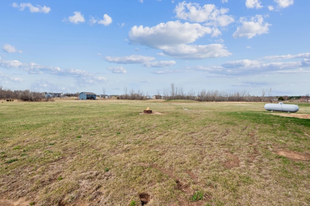 view of yard featuring a rural view