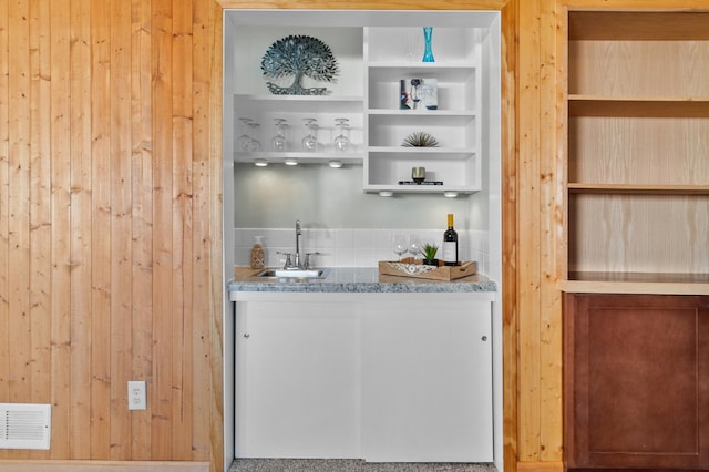 view of indoor wet bar