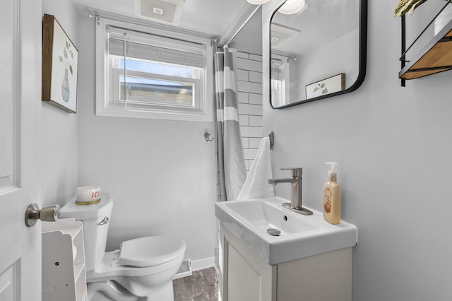 full bath featuring toilet, vanity, curtained shower, baseboards, and marble look tiles