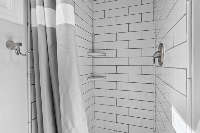 bathroom featuring tiled shower