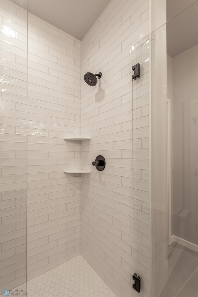 bathroom featuring tiled shower