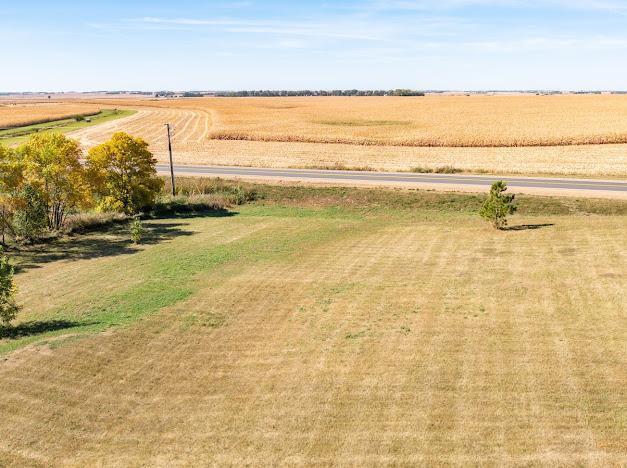 view of yard featuring a rural view