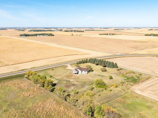 birds eye view of property featuring a rural view