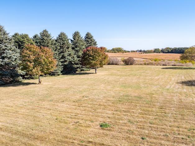 view of yard featuring a rural view