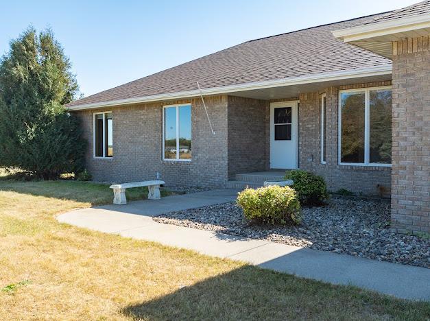 view of front facade featuring brick siding and a front lawn