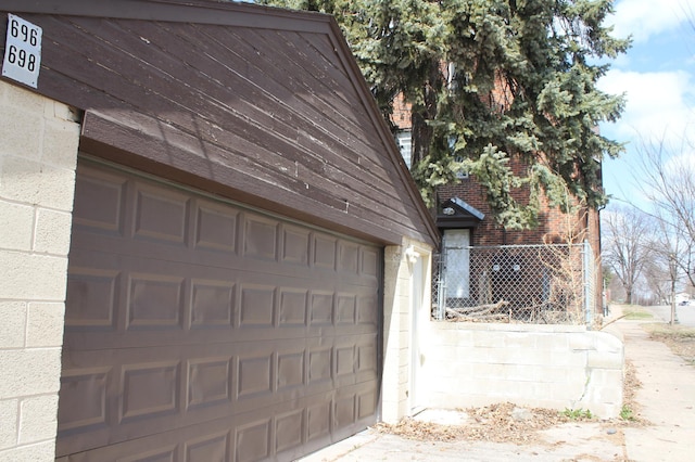 696 Hawthorne Ave E, Saint Paul, MN 55106 - garage with fence