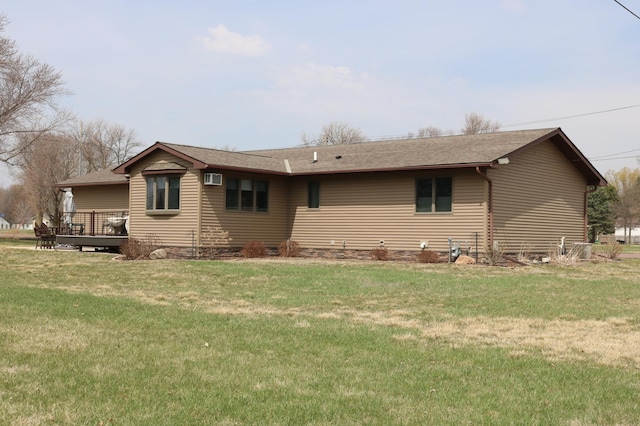 view of front facade featuring a front lawn and a shingled roof
