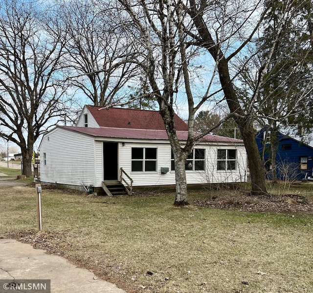 view of front of house featuring entry steps and a front yard