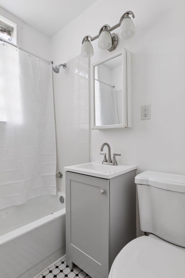 1208 University Ave NE, Minneapolis, MN 55413 - full bathroom featuring toilet, vanity, and shower / tub combo