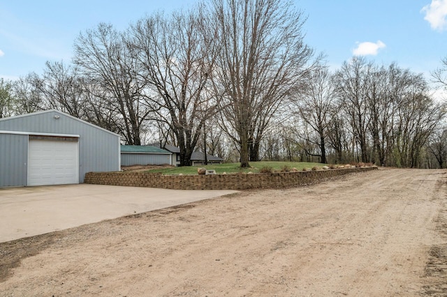 view of yard with an outdoor structure and a detached garage