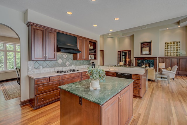 926 Kohlman Ln, Maplewood, MN 55109 - kitchen with custom range hood, gas cooktop, a peninsula, light wood-style floors, and a center island