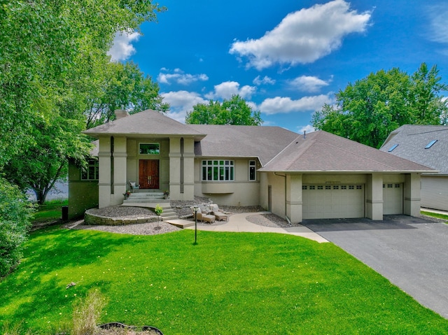 926 Kohlman Ln, Maplewood, MN 55109 - prairie-style home featuring an attached garage, stucco siding, asphalt driveway, and a front lawn