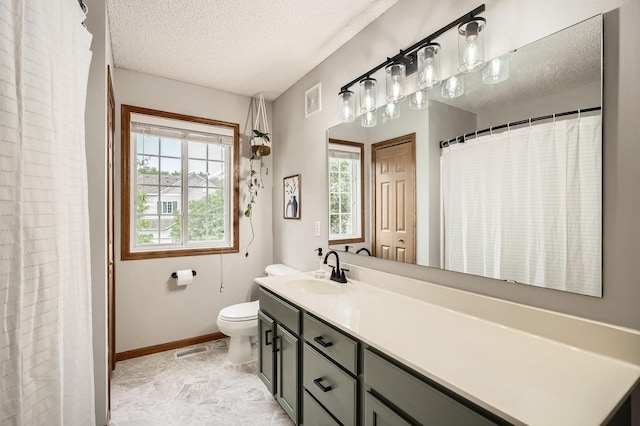 13397 Europa Ct N Unit 5, Hugo, MN 55038 - full bath featuring a textured ceiling, vanity, toilet, baseboards, and curtained shower