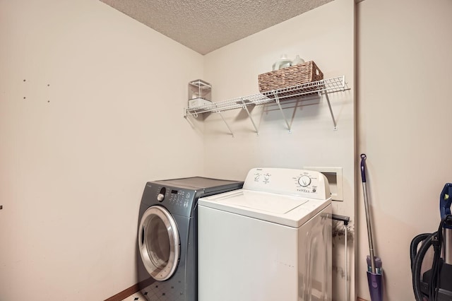 13397 Europa Ct N Unit 5, Hugo, MN 55038 - washroom featuring washer and clothes dryer and a textured ceiling