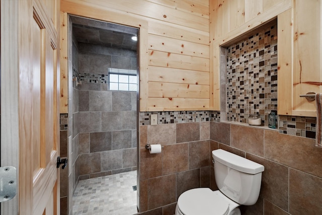 12037 Northgate Ln, Crosslake, MN 56442 - bathroom with toilet and tiled shower