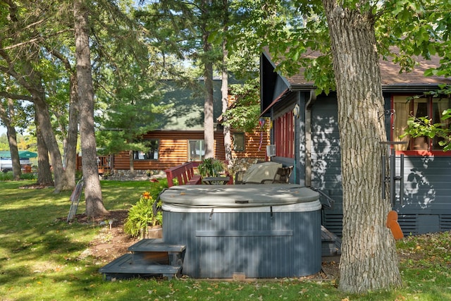 view of yard with a hot tub