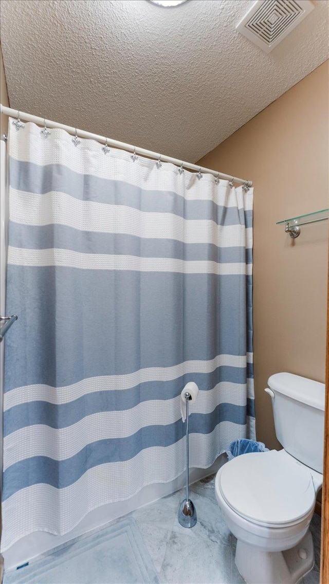 9112 Indigo Rd NW, Watab Twp, MN 56367 - bathroom featuring toilet, a shower with shower curtain, a textured ceiling, and visible vents