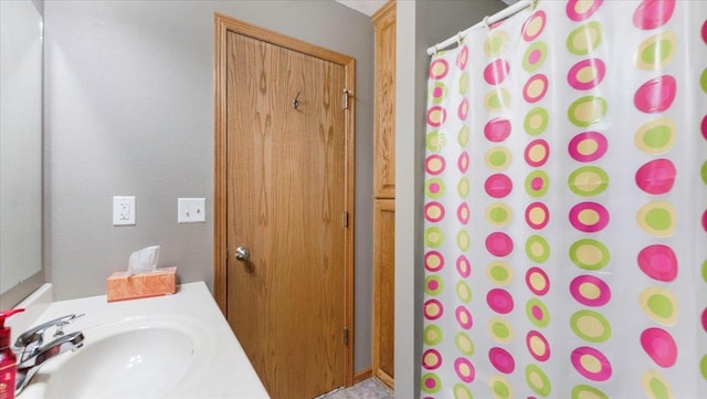 9112 Indigo Rd NW, Watab Twp, MN 56367 - full bath featuring curtained shower and vanity