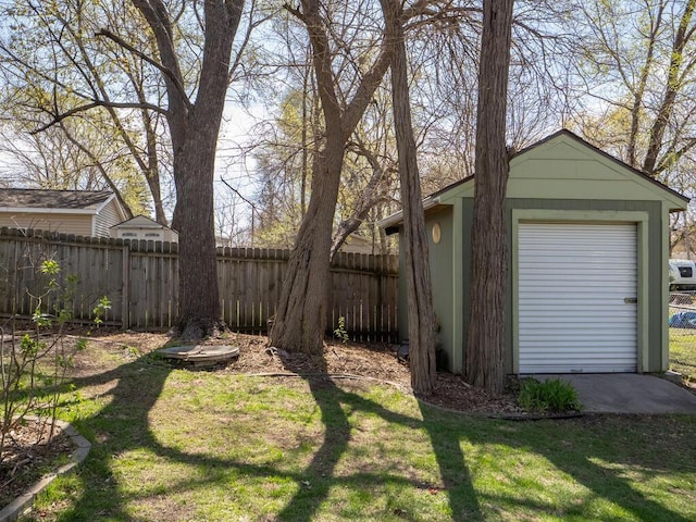 view of yard featuring an outdoor structure, a storage shed, and fence