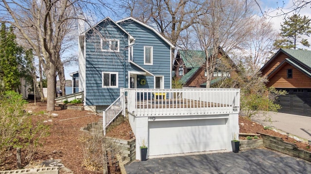 view of front of property featuring aphalt driveway