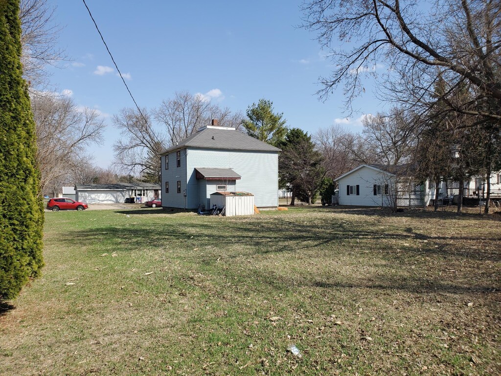 view of yard with an outdoor structure