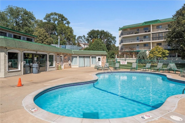 10411 Cedar Lake Rd Unit 301, Minnetonka, MN 55305 - pool featuring a patio and fence