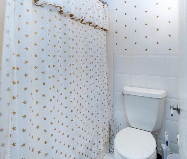 10411 Cedar Lake Rd Unit 301, Minnetonka, MN 55305 - full bath with toilet, wainscoting, a shower with curtain, and wallpapered walls