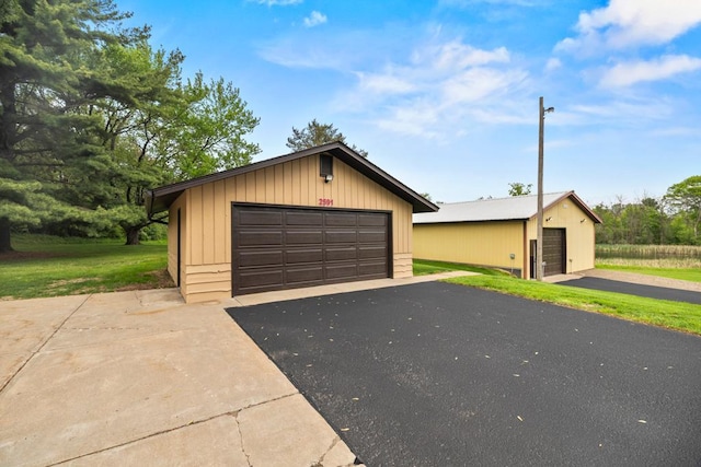2591 Carver Ave E, Maplewood, MN 55119 - view of front of property with a garage, an outbuilding, and a front yard