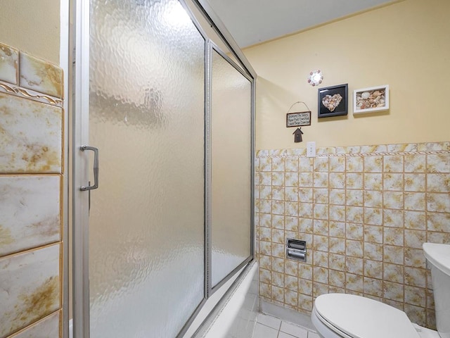 2595 Carver Ave E, Maplewood, MN 55119 - full bath with toilet, tile walls, and tile patterned floors