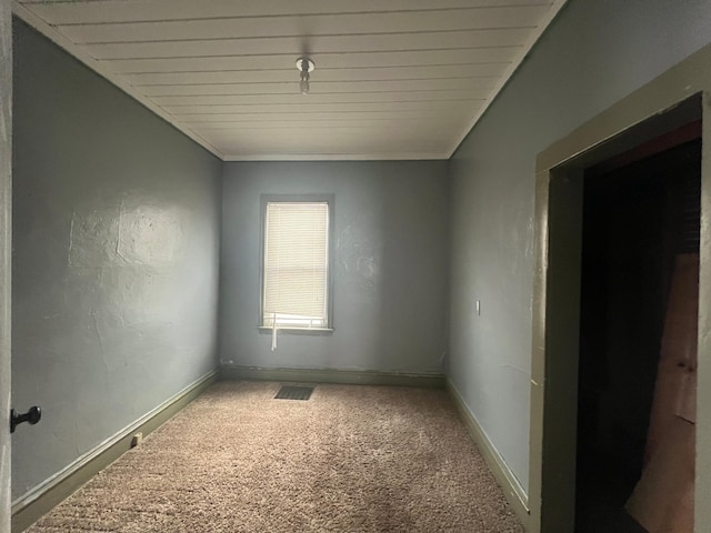 empty room with visible vents, baseboards, and carpet flooring