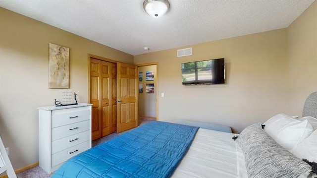 11373 Balsam Way, Woodbury, MN 55129 - bedroom with light carpet, visible vents, baseboards, and a closet