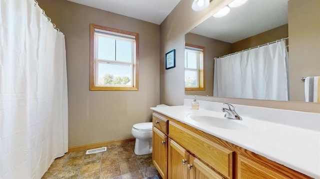 11373 Balsam Way, Woodbury, MN 55129 - full bath with toilet, baseboards, visible vents, and a wealth of natural light