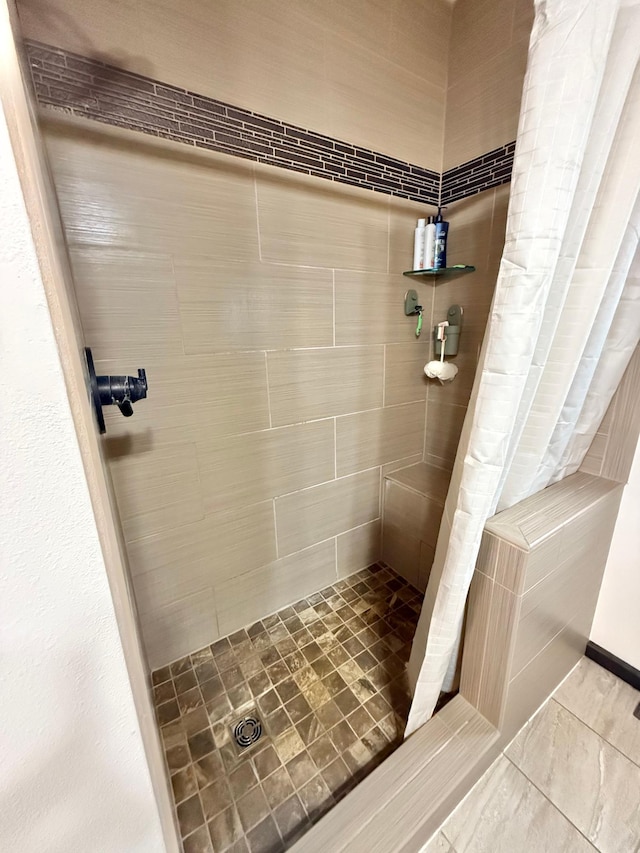 bathroom featuring tiled shower