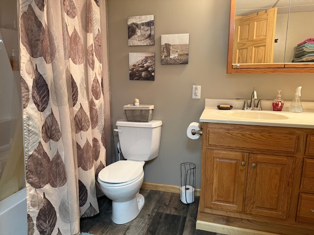 bathroom featuring a shower with curtain, wood finished floors, vanity, baseboards, and toilet