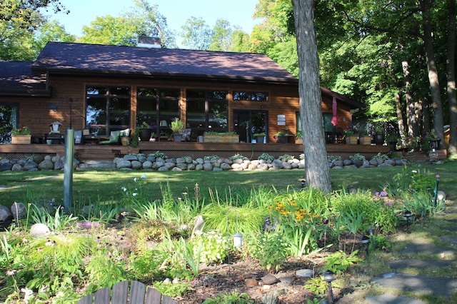 view of property's community featuring a lawn