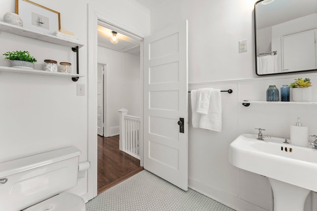 4001 Sheridan Ave S, Minneapolis, MN 55410 - bathroom featuring a sink and toilet