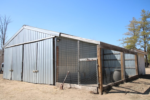 view of outdoor structure featuring an outbuilding