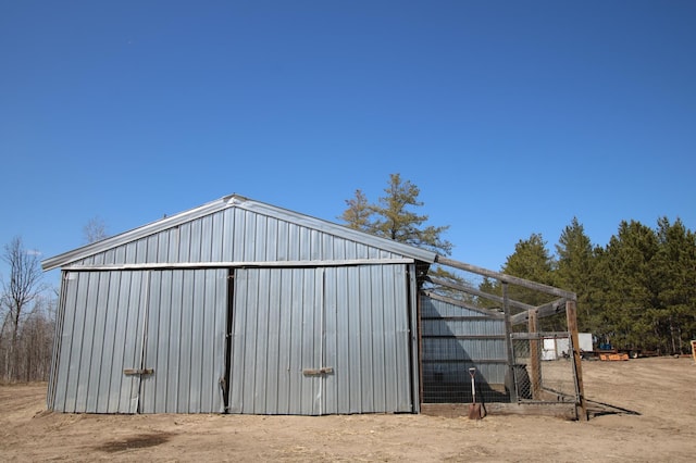 view of outdoor structure with an outbuilding