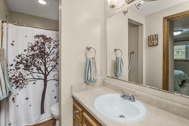 full bathroom with vanity, recessed lighting, curtained shower, and toilet