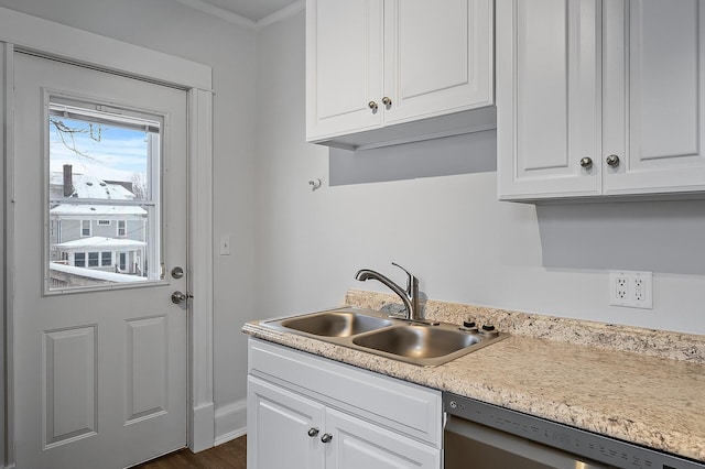 laundry room with a sink and crown molding