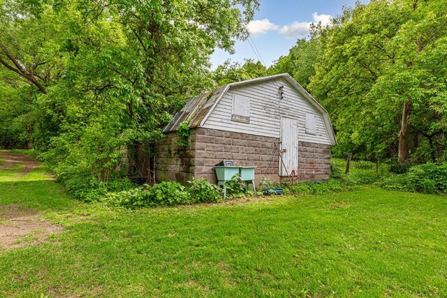 32673 Rosewood Ln, Saint Peter, MN 56082 - view of side of home featuring a yard, a barn, a gambrel roof, and an outdoor structure