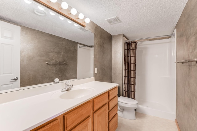 full bathroom with a textured ceiling, vanity, visible vents, toilet, and curtained shower