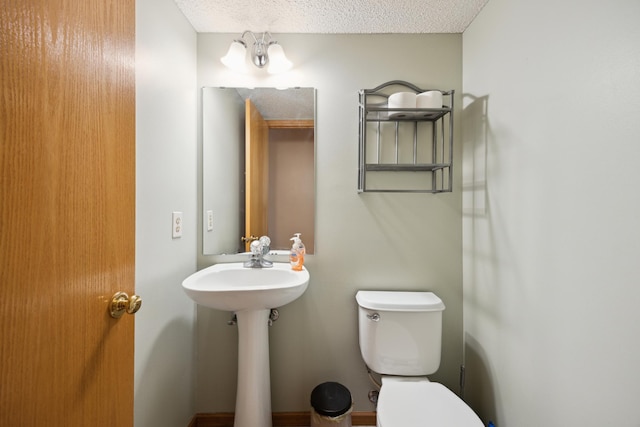 640 Falcon Ridge Rd, Woodbury, MN 55125 - bathroom with toilet, a textured ceiling, and a sink