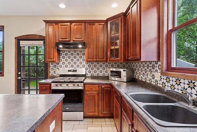 1584 Merrill St, Saint Paul, MN 55108 - kitchen with stainless steel appliances, under cabinet range hood, dark countertops, tasteful backsplash, and recessed lighting