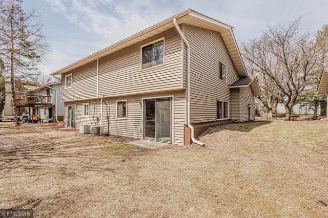 5401 70th Cir N, Brooklyn Center, MN 55429 - rear view of property with a yard