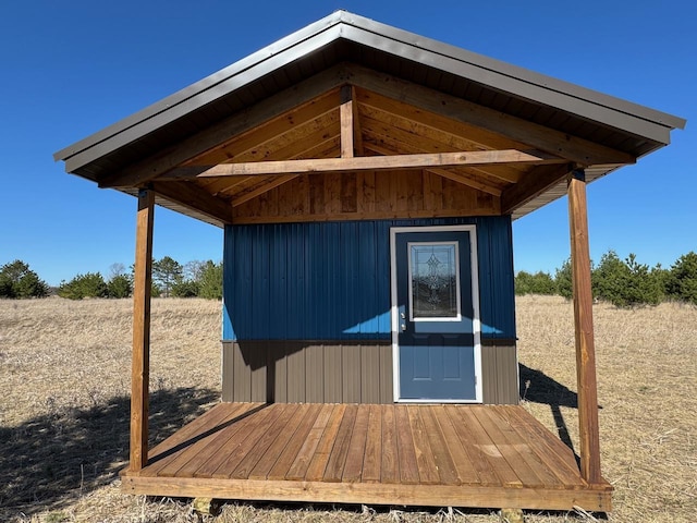 view of outdoor structure featuring an outdoor structure