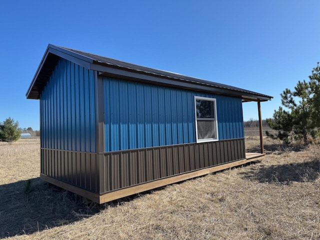 view of side of home featuring an outdoor structure